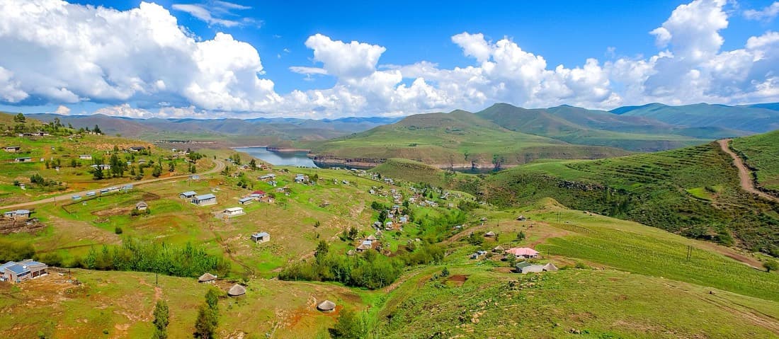 Village accroché aux montagnes du Maloti, au Lesotho.