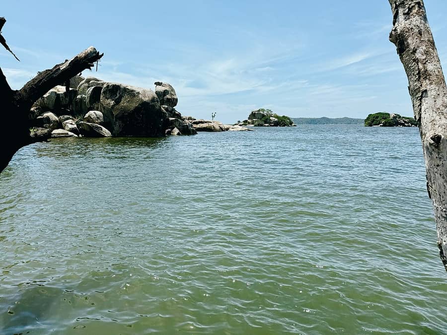 Des rochers et des îlots sur le lac Victoria, à Musoma, en Tanzanie : le pays du proverbe jita.
