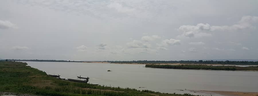 Le fleuve Niger, ses bancs de sable et une île boisée près de Lokoja, au Nigeria : le fleuve dont parle le proverbe.
