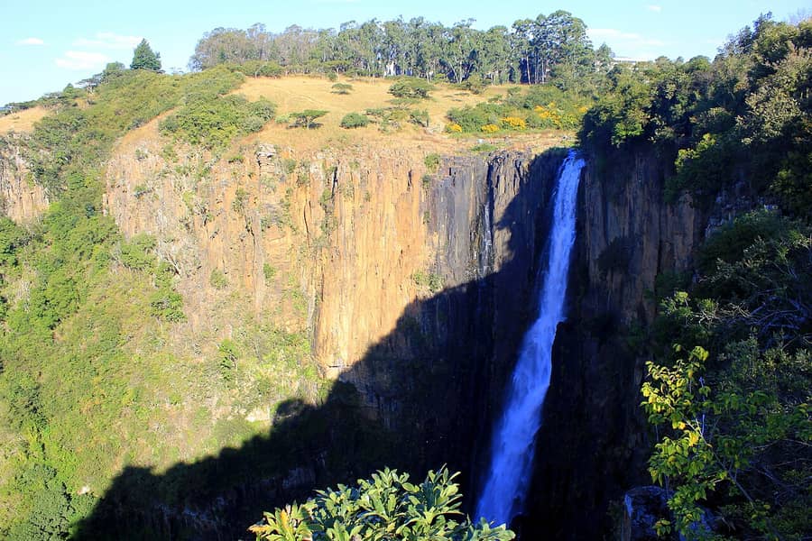 Une rivière qui se jette dans le vide, aux chutes de Howick, dans le KwaZulu-Natal, en Afrique du Sud : le pays du proverbe zoulou.