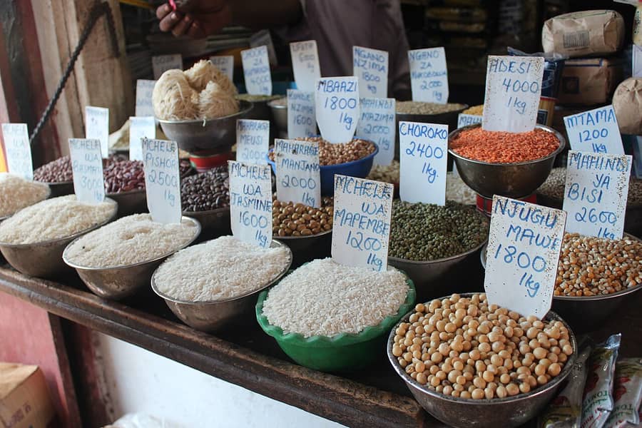 Des grains de riz, de pois et de maïs dans des bols, sur un étal de marché à Zanzibar, en Tanzanie : ce qui se mesure et se remplit peu à peu.