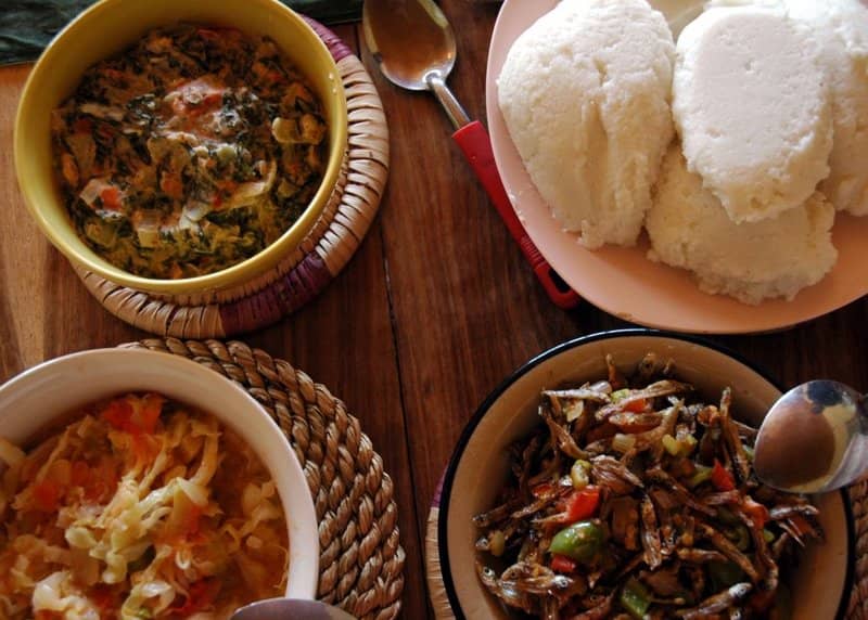 Un repas de nshima, la pâte de maïs blanche, avec trois plats d'accompagnement : la nourriture partagée dont parle le proverbe.