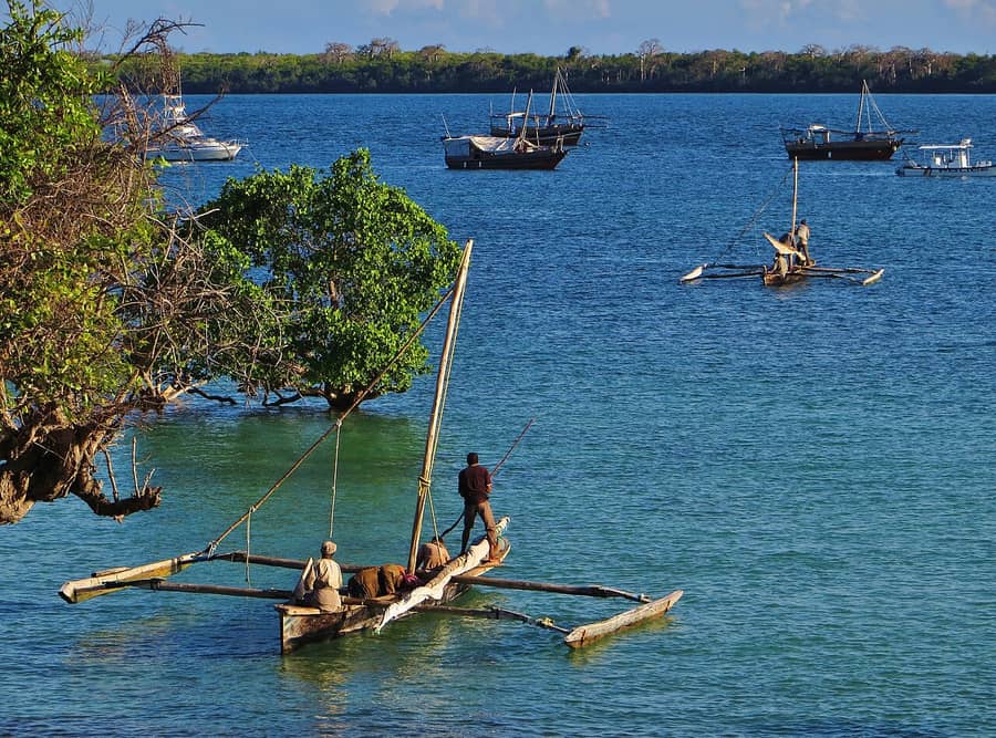 Des pêcheurs ensemble sur une pirogue à balancier près de Shimoni, sur la côte swahilie du Kenya : le lieu du peuple swahili.