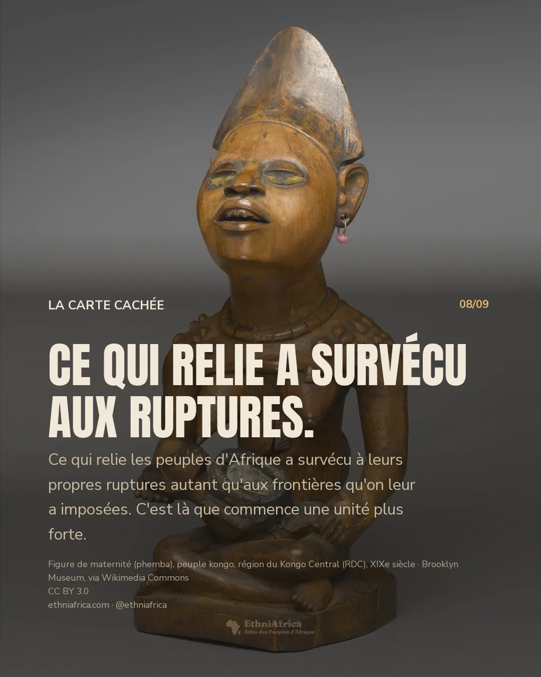 une figure en bois assise en tailleur, coiffée d'un chapeau pointu, portant un collier de perles et une boucle d'oreille, tenant sur ses genoux un petit récipient rond rempli d'une matière blanche et une petite figure animale