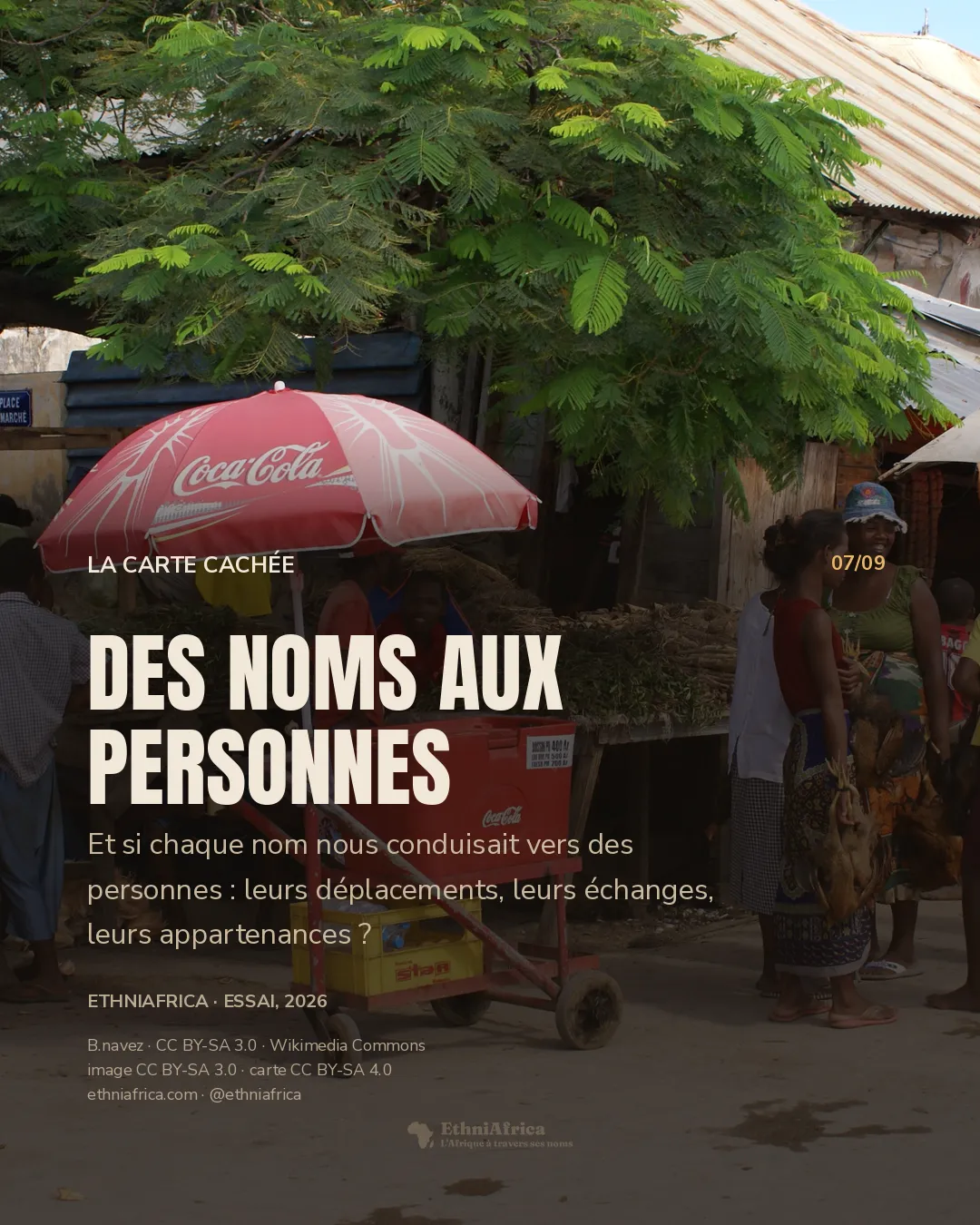 Plusieurs personnes se tiennent et circulent devant des étals en plein air, sous des arbres et des parasols.