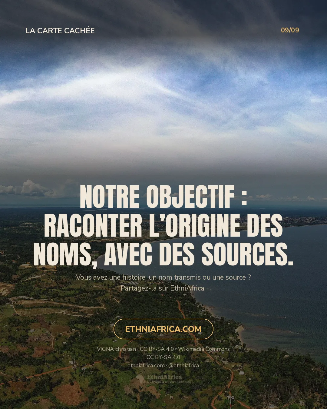 Une vue aérienne montre une côte, des pistes, des espaces verts et des zones bâties au loin ; la signature du photographe figure en bas à droite.