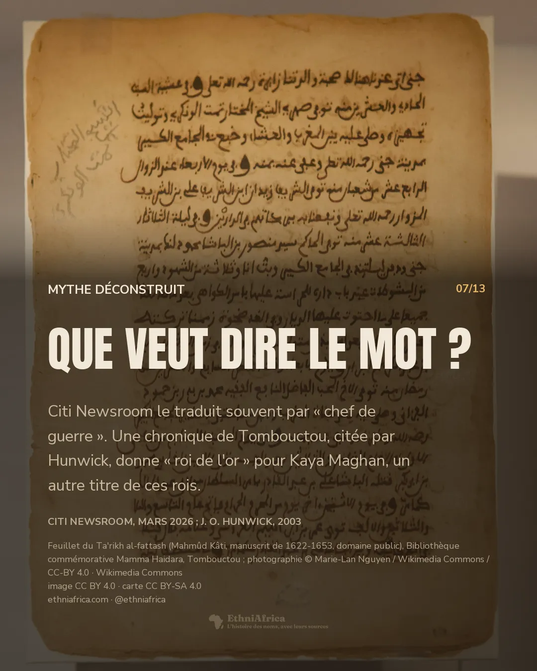 Un feuillet de manuscrit arabe, écrit à l'encre brune et noire sur un papier ocre aux bords irréguliers, présenté devant un fond gris ; quelques annotations au crayon en marge.