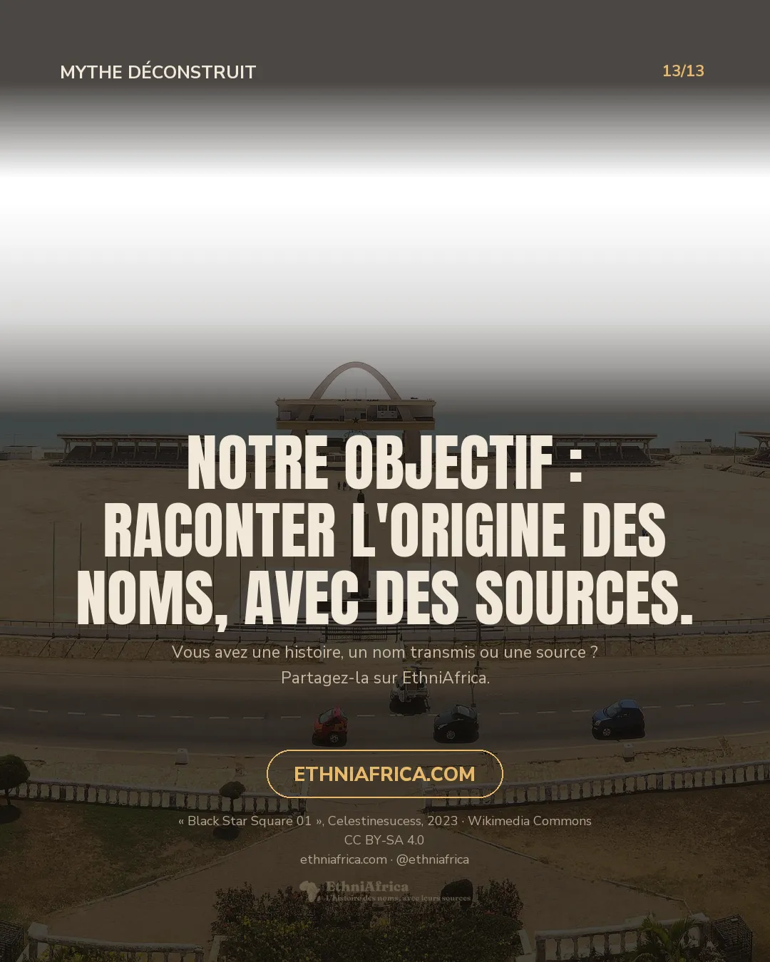 Vue plongeante sur une vaste esplanade d'Accra, avec l'arche de l'indépendance au fond, des gradins de chaque côté, l'océan à l'horizon et une route au premier plan.
